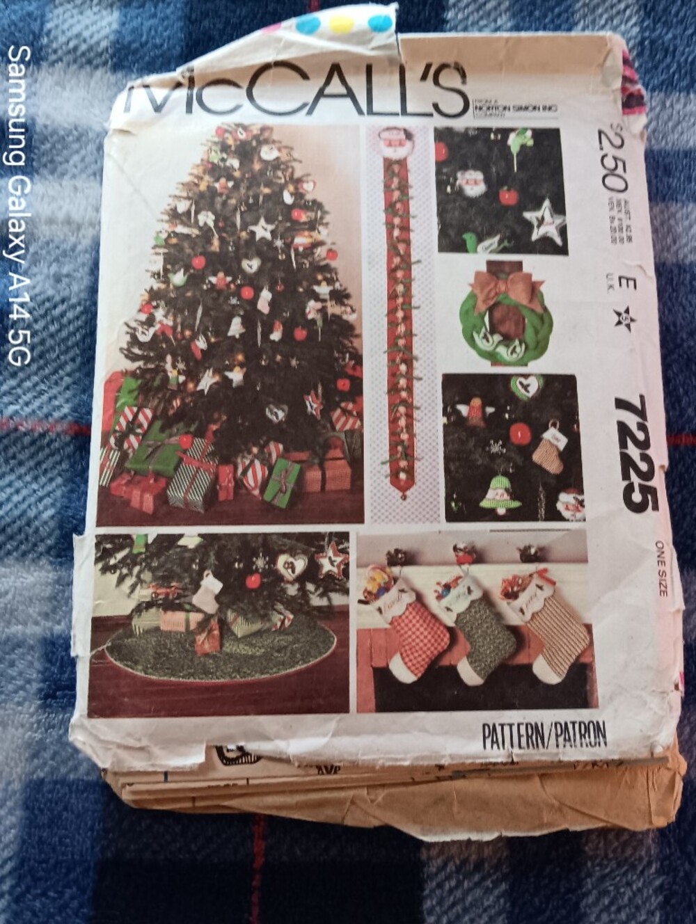 7225 Holiday Tree Skirt & Stocking Pattern in Green and Red by
